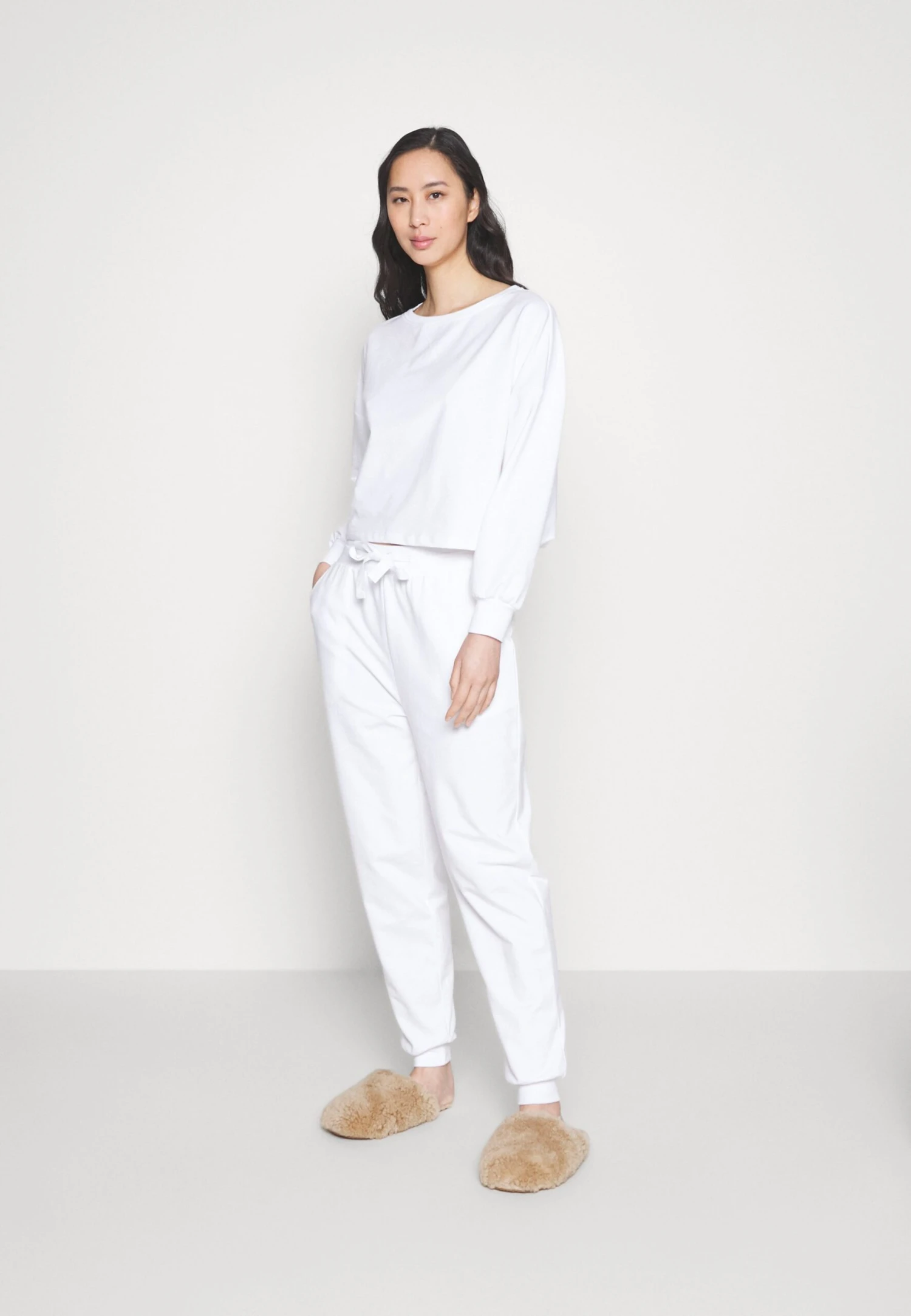 Pyjama - Off White Anna Field Pyjama - Off White -Anna Field Boutique 07bbd89d8cae4913be498856f348fe12 scaled