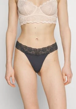 Anna Field 5 Pack - String - White/Nude -Anna Field Boutique 3b8c99ba50ad42019f20729be8f7fb6b