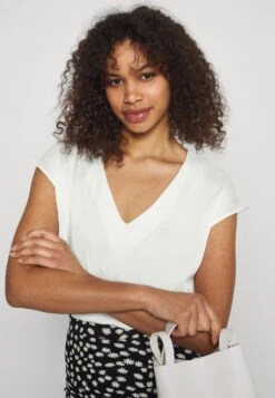 T-Shirt Basic - Off-White 5 T-Shirt Basic - Off-White -Anna Field Boutique 7396f69cf9334655a4908ea604a7abef