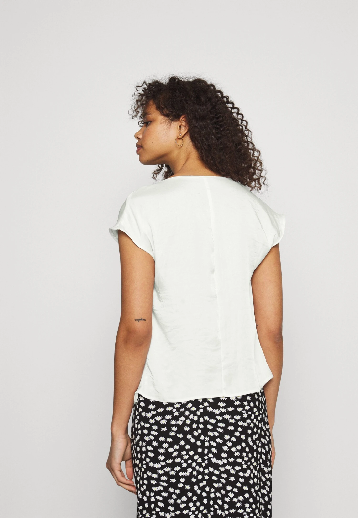 T-Shirt Basic - Off-White T-Shirt Basic - Off-White -Anna Field Boutique 8d4656c73a7a469ebc6271d38b2eb175 scaled