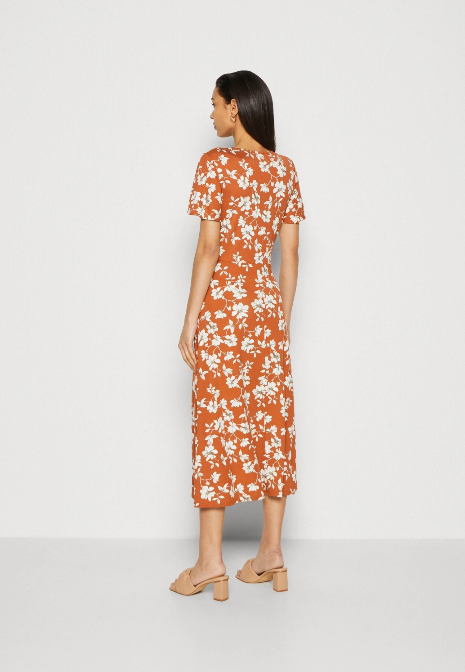 Jerseyjurk - Brown/White Anna Field Jerseyjurk - Brown/White -Anna Field Boutique 95d478909b224bc8bbc2c314c81dfcc4 scaled