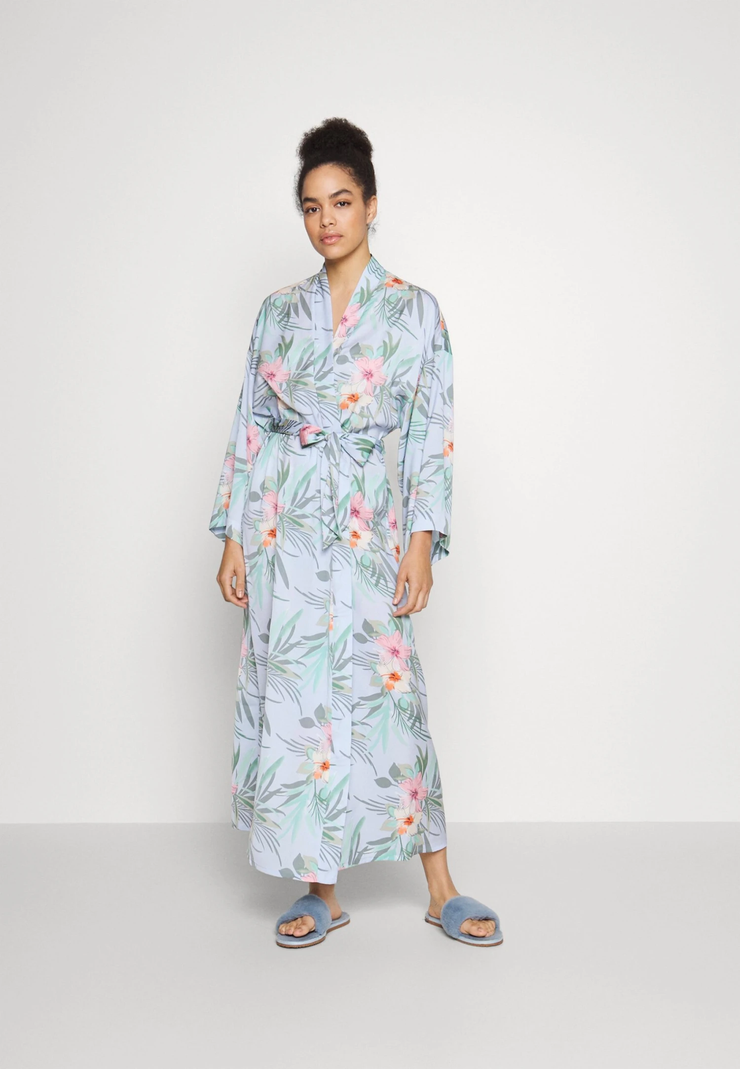 Floral Robe - Badjas - Blue Anna Field Floral Robe - Badjas - Blue -Anna Field Boutique a2a9590cc1db458ba9b782c2b7c7e0ba scaled
