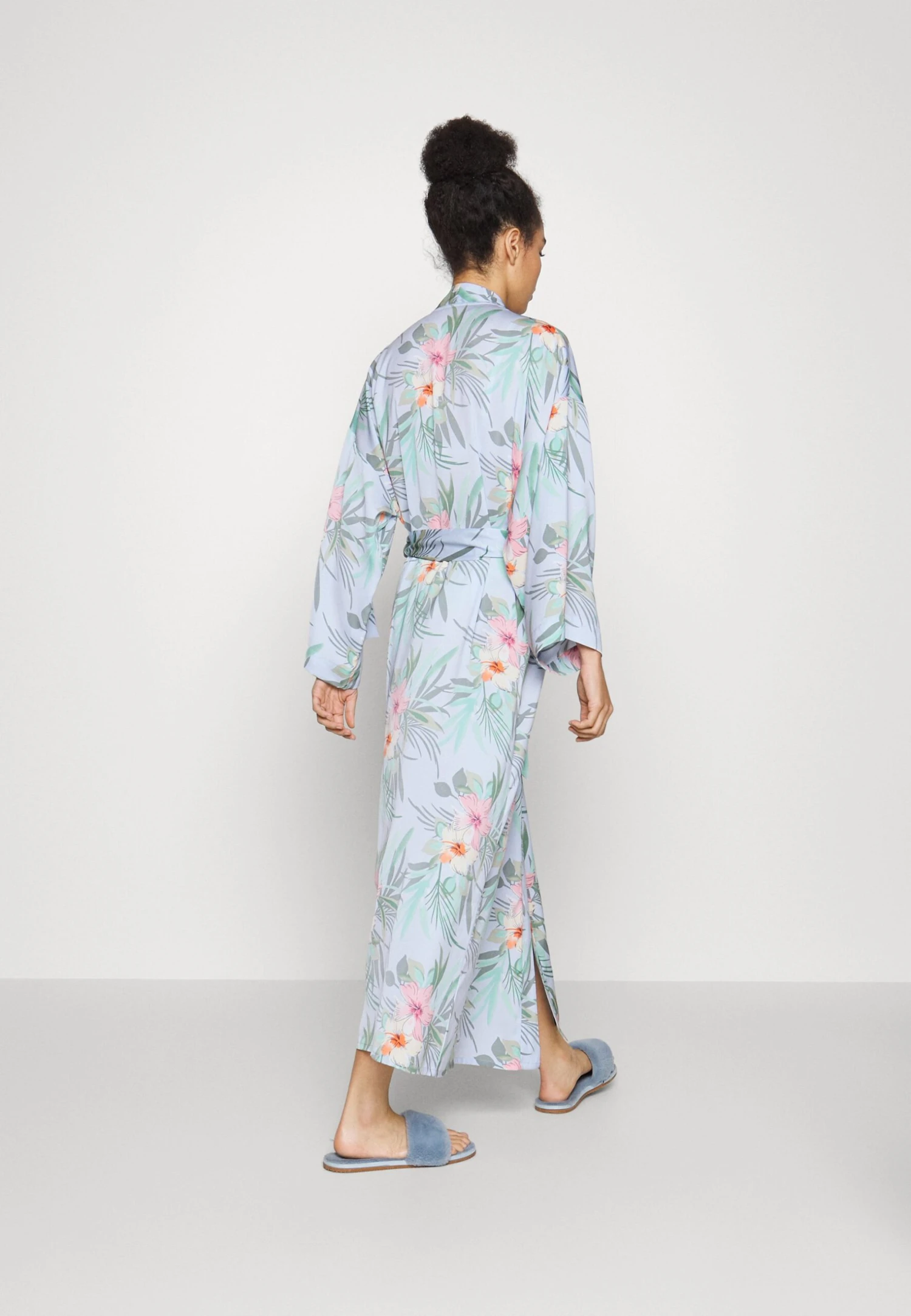 Floral Robe - Badjas - Blue Anna Field Floral Robe - Badjas - Blue -Anna Field Boutique a993fdd81fac4d6e8a2b4bc9e3d07a0d scaled