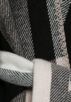 Anna Field Poncho - Black/White 4 Anna Field Poncho - Black/White -Anna Field Boutique acdcb6228802409186154190d6d39bbf