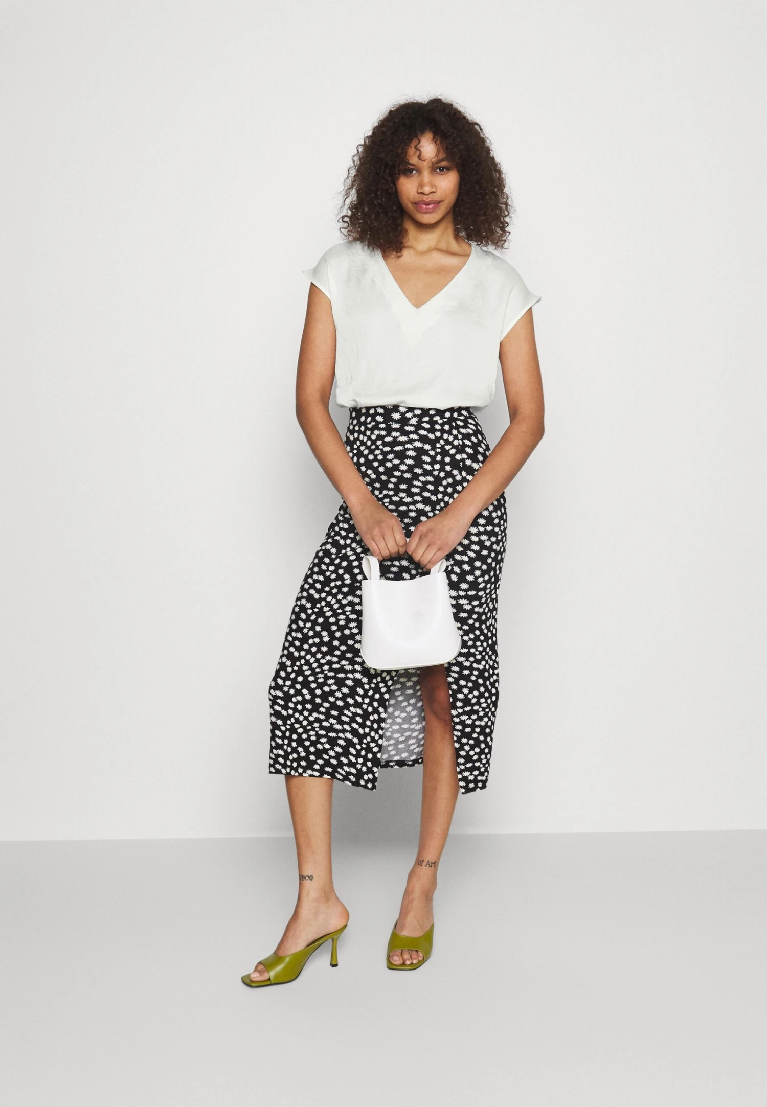 T-Shirt Basic - Off-White T-Shirt Basic - Off-White -Anna Field Boutique c7edc2fd875a4e3bb17fc221350d7445 scaled