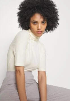 T-Shirt Basic -Off-White -Anna Field Boutique e6e857e7af5949c79320b1159b85dc4c