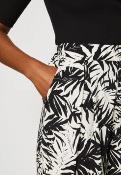 Anna Field Shorts - Black/Off-White -Anna Field Boutique ed4ea5b74138457188b6f733ef8869e5