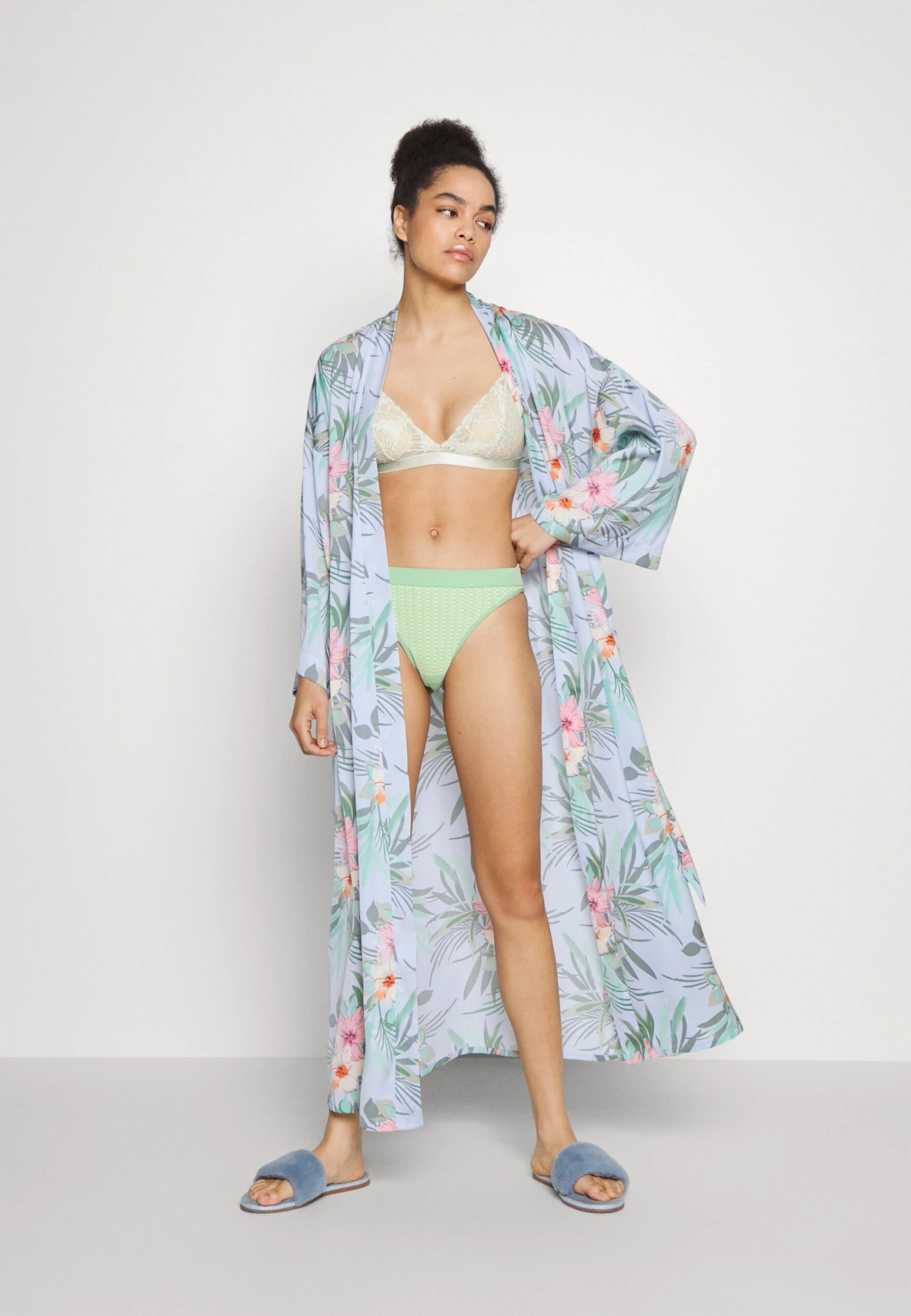 Floral Robe - Badjas - Blue Anna Field Floral Robe - Badjas - Blue -Anna Field Boutique ef93f0e8de8740f5a895126b761d338d scaled